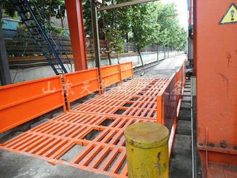 點擊查看詳細信息<br>標題：濟寧唐口煤礦4X12米煤礦專用洗車機 閱讀次數：2434